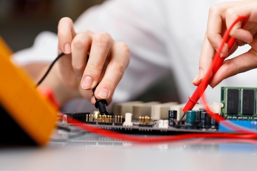 女技術員的智慧之光 電腦主板前視圖下的計算機技術研究
